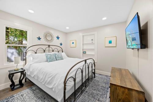 Un pat sau paturi într-o cameră la Cozy Coastal Cottage