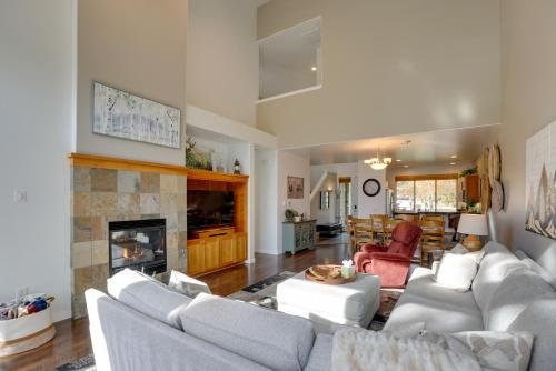 Elle comprend un salon doté d'un mobilier blanc et d'une cheminée. dans l'établissement Eagle Crest Retreat Creekside Townhome with Hot Tub, à Redmond