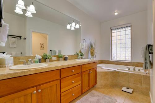 une grande salle de bain avec deux lavabos et une baignoire dans l'établissement Eagle Crest Retreat Creekside Townhome with Hot Tub, à Redmond