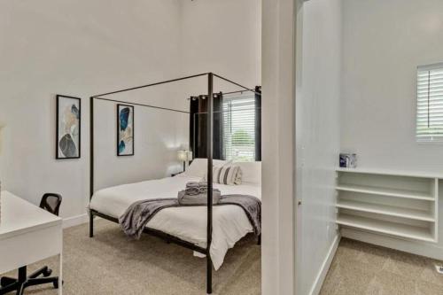 Postel nebo postele na pokoji v ubytování 3 Min to DT - 2 Car Garage - Lux Townhome - King Bed