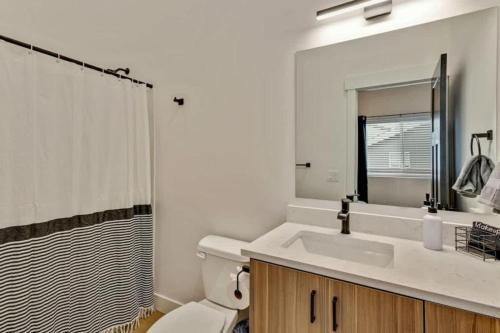 Koupelna v ubytování 3 Min to DT - 2 Car Garage - Lux Townhome - King Bed