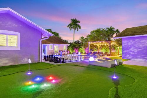 uma casa com um campo de mini-golfe no quintal em Luxury Villa Serena Heated Pool 15 min to Beach em Miami