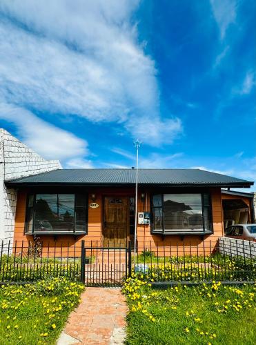 una casa con una valla delante en Casa, en Punta Arenas