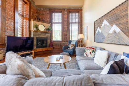 TV a/nebo společenská místnost v ubytování The Historic 901 Condos In the Heart of Fernie