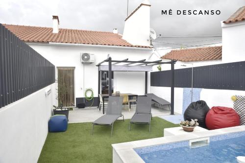 a backyard with a swimming pool and a house at O mê descanso in Vimieiro