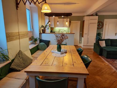 Una sala de estar con una mesa y sillas de madera. en Voll ausgestattete Wohnung mit Moselblick, en Alf