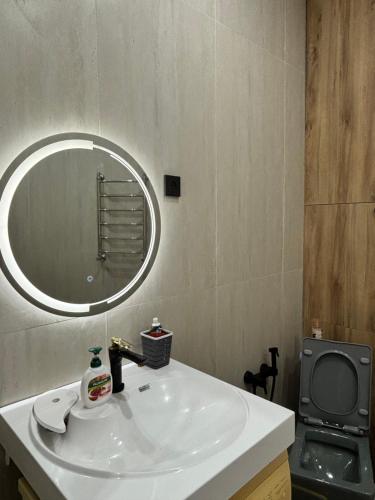 a bathroom with a sink and a mirror at Квартира ЖК Кербез in Aktau