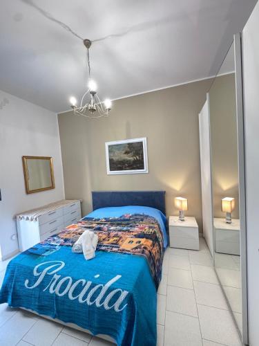 una camera da letto con un letto con un piumone blu di New generation quartieri a Napoli