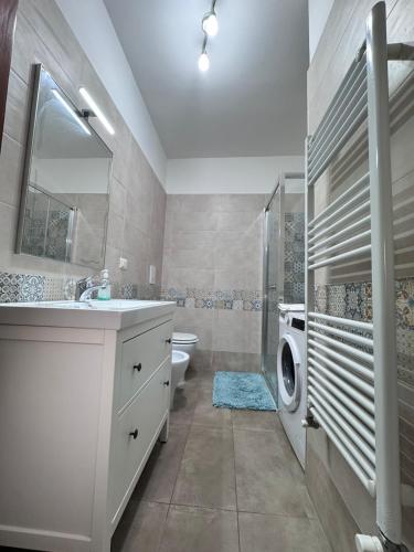 un bagno con lavandino e lavatrice di New generation quartieri a Napoli