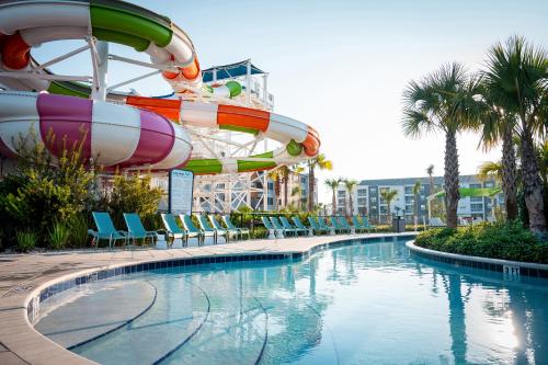 una piscina con un tobogán de agua en un complejo turístico en Villatel Orlando Resort, en Orlando