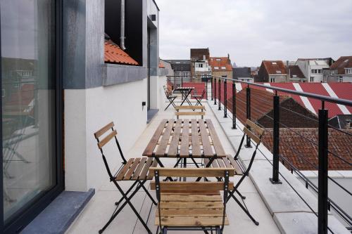 een rij houten banken op een balkon bij Appartment Douvres 7 in Brussel