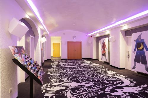 um corredor com um piso preto e branco num edifício em Hotel Tristar em La Louvière