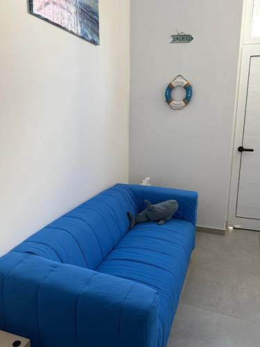 a blue couch in a living room with a pillow at BLUE Cabin-Larnaca Centrum in Larnaka