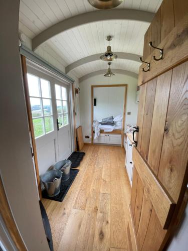 Ένα ή περισσότερα κρεβάτια σε δωμάτιο στο The shepherds hut tarka views