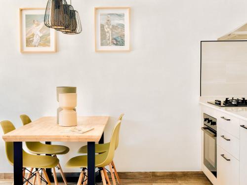 a kitchen with a wooden table and chairs at Canaryislandshost I Viñedos in Uga