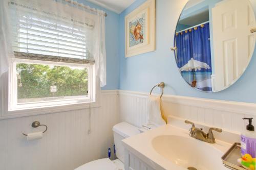 une salle de bain avec un lavabo, des toilettes et un miroir dans l'établissement Cozy Hampton Cottage - Walk to Beaches and Marina!, à Hampton Beach