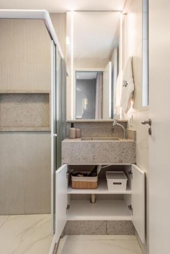 a bathroom with a sink and a shower at Prédio em Barra Grande - Maragogi in Maragogi