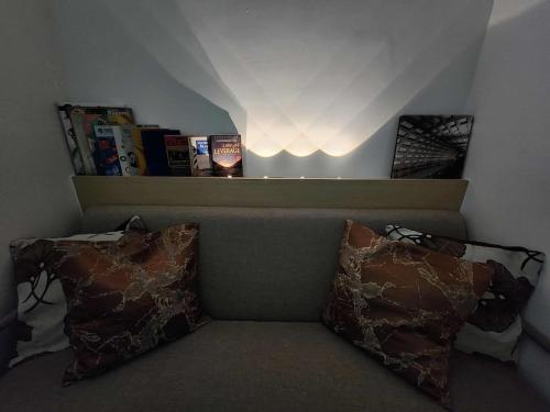 Posezení v ubytování 1-bedroom Modern Tropical Condo in Ortigas, Pasig