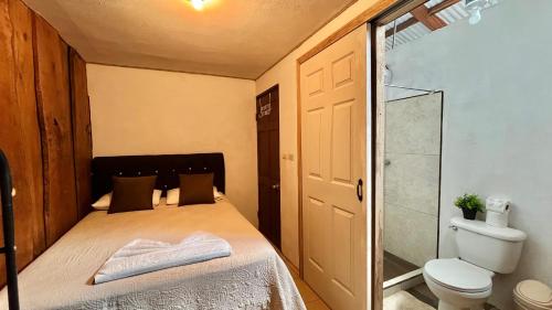 - une chambre avec un lit, une douche et des toilettes dans l'établissement Chillout House, à Monteverde Costa Rica