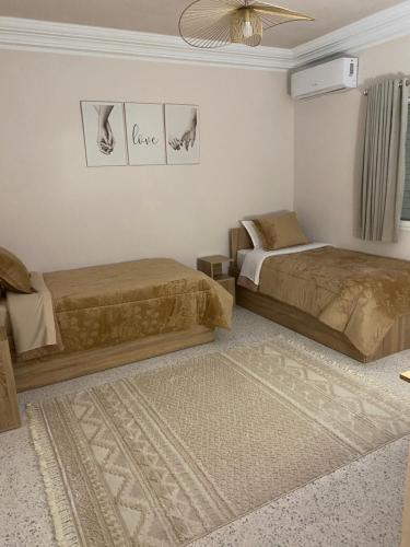 Rúm í herbergi á Faima