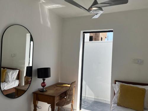 TV a/nebo společenská místnost v ubytování Fajara Apartments