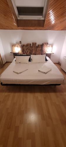 Un dormitorio con una cama grande en una habitación. en Maison idéal court séjour, en Damblain