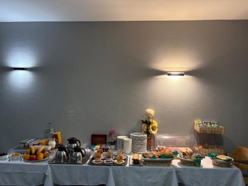 Una mesa con platos de comida encima. en Hotel Alienor, en Langon