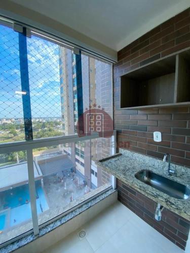a kitchen with a view of a city from a window at Piazza diRoma com acesso ao Acqua Park - Temporada CN in Caldas Novas