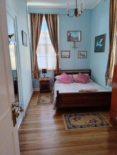 Ένα ή περισσότερα κρεβάτια σε δωμάτιο στο Hostal Casa Patrimonio Valparaíso