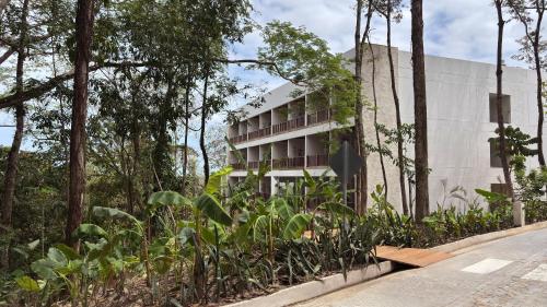 a building with plants in front of it at Hotel Mundo Maya Palenque in Palenque