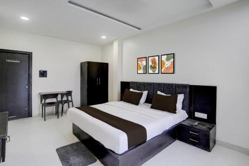 Postel nebo postele na pokoji v ubytování Hotel O Laxmi Lodging