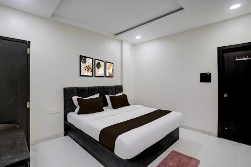 Postel nebo postele na pokoji v ubytování Hotel O Laxmi Lodging