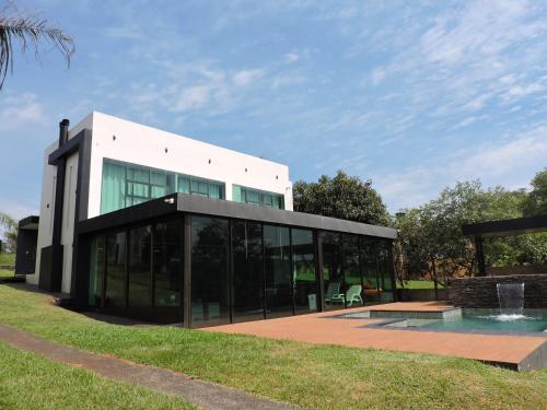 Casa Sobre El Lago