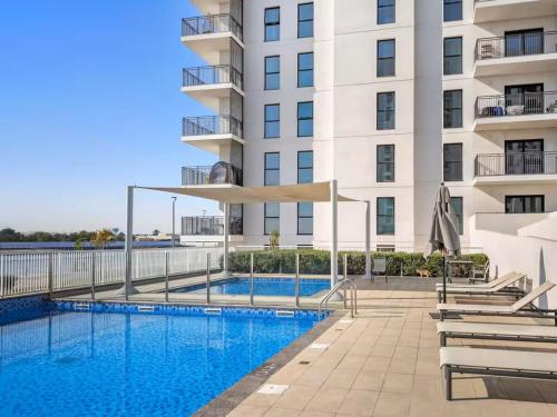 Πισίνα στο ή κοντά στο F1 - Lily Studio Waters Edge Yas Island Theme Parks, Canal and Pool View