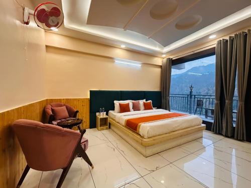 A bed or beds in a room at Hilltop Heaven ! Premium Property ! In Nainital ! By P Resort