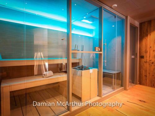 a room with a glass wall with a table at Loft Amenda, duplex d'exception pour 12 personnes et 7 pièces - FR-1-314-305 in Avoriaz