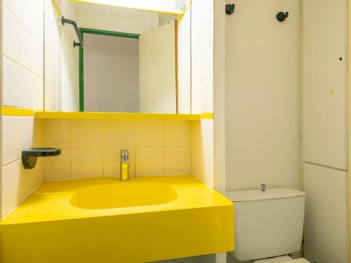 ein Badezimmer mit einem gelben Waschbecken und einem WC in der Unterkunft Appartement familial 6 pers. avec balcon à Avoriaz - FR-1-314-208 in Morzine