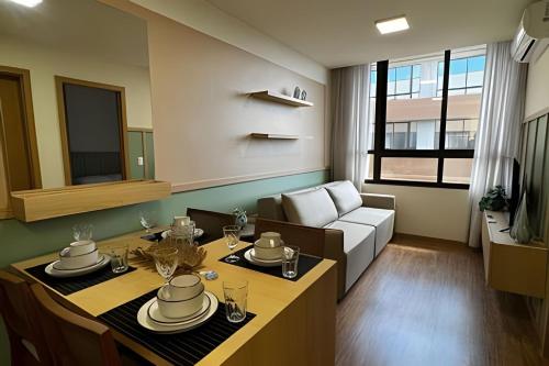 サンタ・マリアにあるCentenárioのテーブルとソファのあるリビングルーム