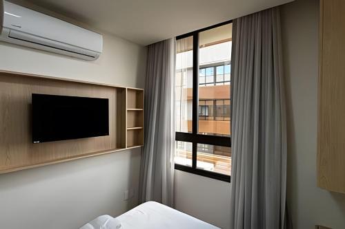 サンタ・マリアにあるCentenárioのテレビ、窓が備わるホテルルームです。