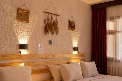 una camera d'albergo con un letto con cuscini bianchi di Oscar Seaside & Spa Hotel by Club Aquarium a Guvercinlik