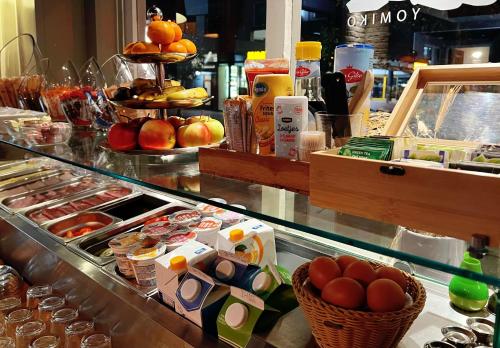 a buffet line with eggs and other food items at CoronaZeist-Utrecht NL in Zeist