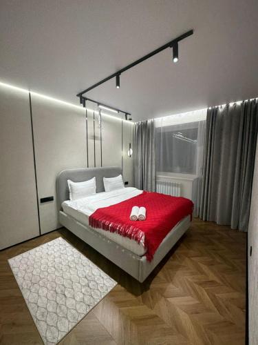 Postel nebo postele na pokoji v ubytování Стильная квартира в ЖК Абай 2