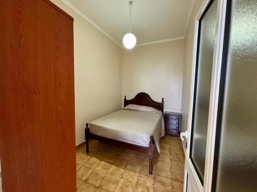 ein kleines Schlafzimmer mit einem Bett in einem Zimmer in der Unterkunft Sea View Madeira Machico 1 Bedrooms Terrace Villa in Ribeira Seca