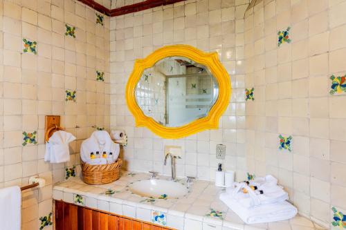 a bathroom with a sink and a mirror and towels at Villa Coyoacán Colonial in Mexico City