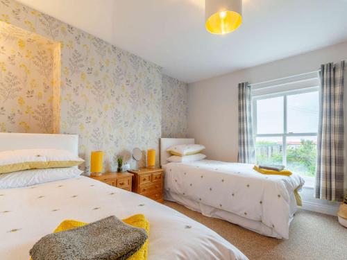 une chambre avec deux lits et une fenêtre dans l'établissement 2 Bed in Kilnsea 83428, à Kilnsea