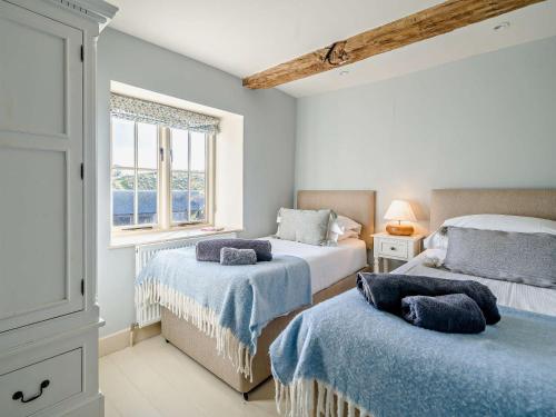 a bedroom with two beds and a window at 4 Bed in Sedbergh SZ595 in Milnthorpe