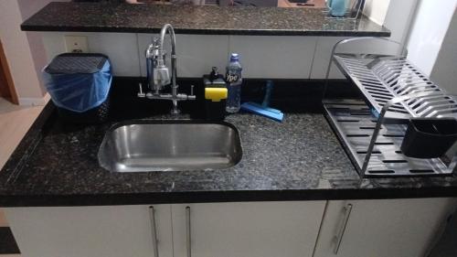 スザノにあるApe familiar aconcheganteのキッチン(シンク、ミキサー付)