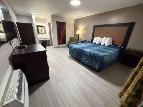 a hotel room with a bed and a desk at Ivory Tower Motor Inn Green Brook in Green Brook