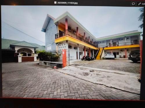 a building with a parking lot in front of it at Si Jalak Guesthouse in Lebakwangi