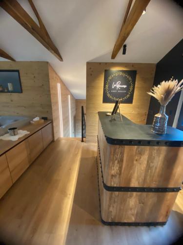 a room with a sink and a desk in a room at La Roanneuse - Cosy Chalet in Francorchamps